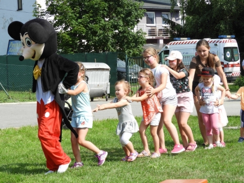 201908010829030.deti-s-maskotom