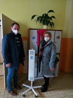 Respirátory FFP2 a germicídne žiariče pre Spojenú školu – fotografia 2