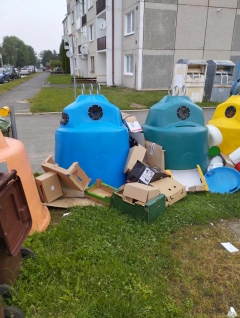 Výzva na správne triedenie odpadov a využívanie veľkoobjemového kontajnera na cintoríne. – fotografia 1