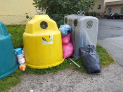 Výzva na správne triedenie odpadov a využívanie veľkoobjemového kontajnera na cintoríne. – fotografia 2