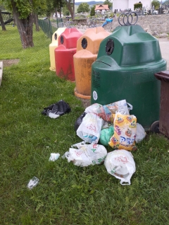 Výzva na správne triedenie odpadov a využívanie veľkoobjemového kontajnera na cintoríne. – fotografia 3