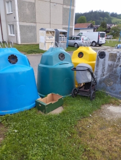 Výzva na správne triedenie odpadov a využívanie veľkoobjemového kontajnera na cintoríne. – fotografia 4